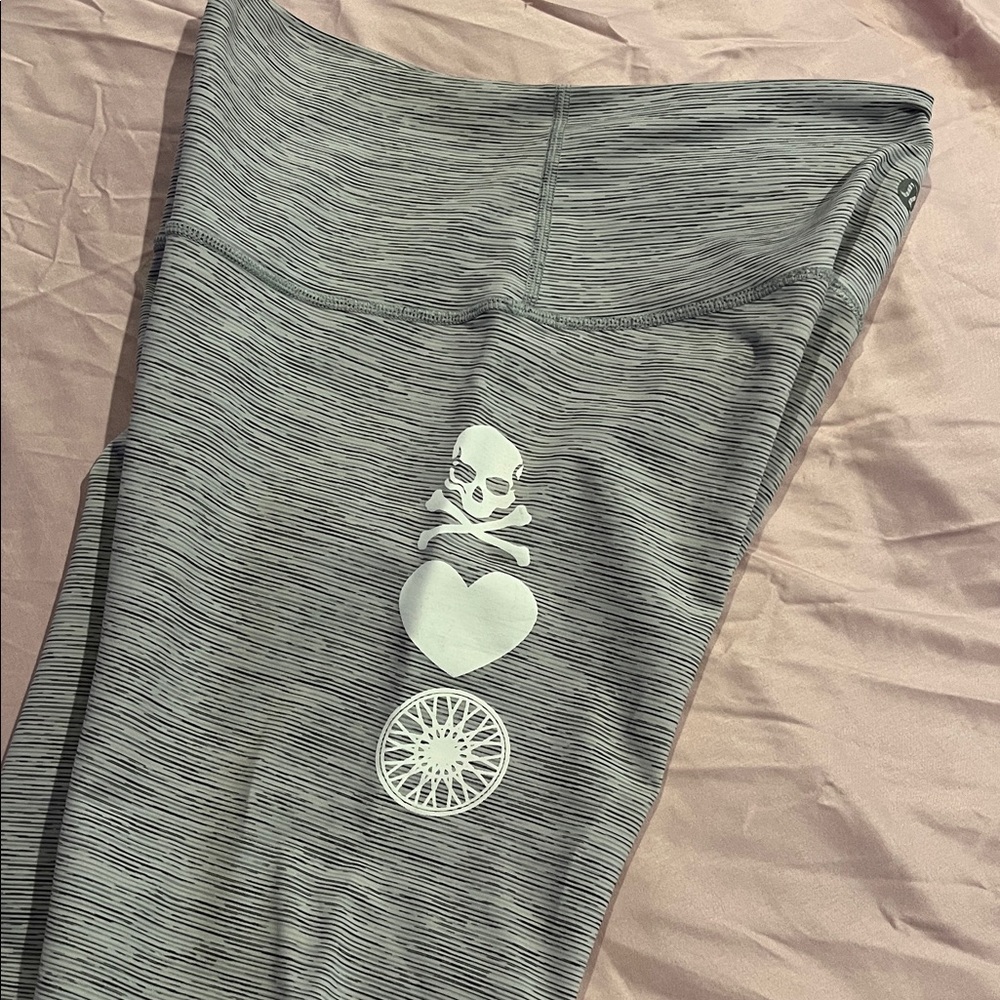 Lululemon Wunder Under Hi-Rise 7/8 Tight, 25"
Wee Are From Space